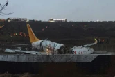 Un Boeing 737 de la compagnie turque Pegasus brisé en plusieurs parties après être sorti de piste à Istanbul le 5 février 2020
