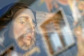 Une statue du Christ faite main dans une vitrine de Oberammergau, Allemagne, le 10 mai 2022