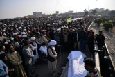 Des partisans du Tehreek-i-Labaik Yah Rasool Allah Pakistan (TLYRAP) font une prière funèbre le 26 novembre 2017 pour un manifestant tué la veille lors d'affrontements avec la police à Islamabad