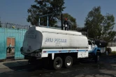 Les camions citernes, qui servaient initialement de solution temporaire pour acheminer l'eau, sont devenus réguliers à Mexico, photo prise le 19 avril 2017
