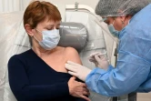 Une soignante reçoit une dose du vaccin AstraZeneca contre le Covid-19 dans un hôpital de Tbilissi, en Géorgie, le 15 mars 2021
