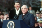 L'Américain Ronald Reagan et le Soviétique Mikhaïl Gorbatchev lors de la signature du traité INF à Washington le 8 décembre 1987