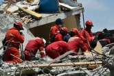 Des sauveteurs péruviens à la recherche de survivants le 18 avril 2016 dans les décombres de Manta en Equateur