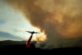Un avion citerne un produit ignifugeant pour freiner le Ranch Fire, incendie faisant partie du Mendocino Complex, le plus grand feu de l'histoire de la Californie, près de la localité de Clealarke Oaks, le 5 août 2018