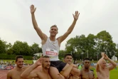 Kévin Mayer porté en triomphe par ses adversaires après avoir explosé le record du monde de décathlon à Talence, près de Bordeaux,le 16 septembre 2018 