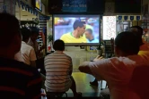 Des Chinois regardent le 8e de finale du Mondial entre le Brésil et le Mexique, dans une boutique de loto sportif à Shanghai, le 2 juillet 2018