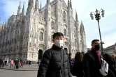 Des touristes portant des masques, à Milan, le 23 février 2020