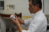 Un employé du centre technologique agricole de la préfecture de Fukushima, basé à Koriyama, prépare des échantillons de denrées agricoles pour des tests de radiation, le 26 juillet 2018 
