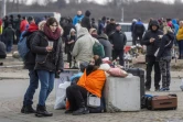 Des Ukrainiens arrivés à pied à la frontière avec la Pologne, le 27 février 2022 à Medyka