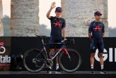Le leader de l'équipe britannique d'Ineos Geraint Thomas salue le public au Temple dorique de Ségeste, près de Palerme, le 1er octobre 2020 
