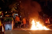 Des manifestants indépendantistes devant un feu allumé dans une rue de Barcelone le 1er octobre 2018
