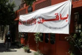 Une banderole "Nous restons" dans le quartier de  Gemmayzeh, le 24 août 2020 à Beyrouth