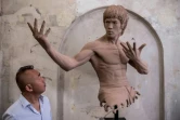 L'homme d'affaires W. Wong devant un buste de Bruce Lee, lors d'une exposition à Hong Kong, le 14 juillet 2023