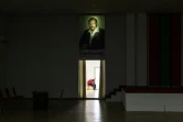 Un agent de sécurité dort sous un portrait de Jonas Savimbi, fondateur de l'Union nationale pour l'indépendance totale de l'Angola, à Luanda le 23 août 2022 