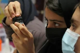 Des jeunes Afghanes travaillent sur leurs projets au laboratoire de l'université qatarie Texas A&M, à Doha, le 14 septembre 2021
