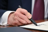 Le président américain Donald Trump signe un décret dans le Bureau ovale de la Maison Blanche à Washington, le 23 janvier 2025