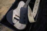 Une guitare "Mycocaster" fabriquée en mycélium de champignon, par la luthière française Rachel Rosenkrantz à Providence, dans le nord-est des Etats-Unis, le 21 juin 2023