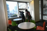 Des militants pro-démocratie occupant encore l'Université Polytechnique de Hong Kong vérifient les mouvements de la police massée devant le campus, le 22 novembre 2019
