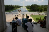 Des touristes s'abritent à l'ombre dans le Lincoln Memorial à Washington, le 19 juillet 2019.