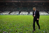 L'entraîneur Laurent Blanc quitte la pelouse du Stade de France après la victoire du PSG face à Marseille en finale de la Coupe de France, le 21 mai 2016