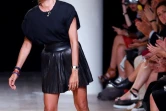 La créatrice de mode Isabel Marant salue le public à la fin de son défilé de prêt-à-porter le 26 septembre 2014 à Paris 