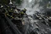 Les pompiers éteignent les décombres en feu d'un restaurant détruit par un missile à Kharkiv, dans l'est de l'Ukraine, le 4 septembre 2022