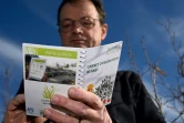 Le botaniste Hervé Tiger note ses observations après avoir étudié des étamines dans le pollinarium de Rennes, le 18 mars 2022