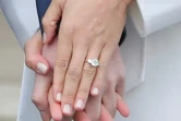 La bague offerte par le prince Harry au doigt de sa fiancée, l'actrice américaine Meghan Markle lors d'une rencontre avec les photographes le 27 novembre 2017 à Kensington Palace à Londres.