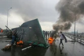 Des manifestants irakiens bloquent une autoroute à Bagdad le 22 janvier 2020 