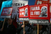 Des manifestants brandissent des pancartes "FMI dehors" lors du G20 à Buenos Aires le 21 juillet 2018