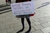 Une femme tient un panneau où l'on peut lire "21.500 femmes victimes de violence par an en France", sur le Vieux Port à Marseille, lors d'un rassemblement contre les violences faites aux femmes le 29 octobre 2017