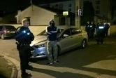 Des policiers perquisitionnent près du domicile à Chelles (Seine-et-Marne) de l'homme qui a ouvert le feu sur des policiers les Champs Elysées le 21 avril 2017