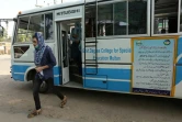 Une élève transgenre arrive dans la première école publique du Pakistan réservée à celles qui sont considérées comme un 3è sexe en Asie du Sud-Est, le 8 juillet 2021 à Multan