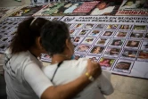 Deux Mexicaines devant les portraits de personnes portées disparues, le 20 janvier 2019 à Huitzuco de los Figueroa