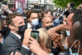 Le président Macron dans les rues de Valence le 8 juin 2021 peu après avoir été giflé par un homme