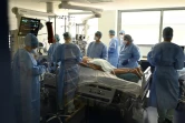 Le personnel médical autour d'un patient atteint du Covid-19 dans l'unité de soins intensifs des Hôpitaux universitaires de Strasbourg (HUS), le 28 juillet 2021