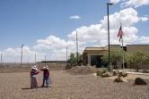 Deux femmes marchent près du centre de détention pour migrants de la police américaine aux frontières le 1er juillet à Clint au Texas 
