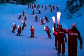 Des moniteurs de ski français participent à une descente aux flambeaux pour le 16 janvier 2021 dans la station de Chamrousse, en Isère, pour protester contre la décision du gouvernement de maintenir la fermeture des remontées mécaniques