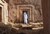 Mohamed Ben Baty entre dans sa maison, le 4 avril 2025, dans la ville médiévale de Oualata, en Mauritanie