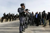 Des policiers israélien face aux manifestants bédouins lors d'une opération de démolition à Umm Al Hiran, en Israël, le 18 janvier 2017