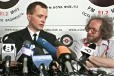 Le 15 août 2000, le porte-parole de la marine russe déclare lors d'une conférence de presse que l'évacuation de l'équipage bloqué dans le sous-marin pourrait prendre six ou sept heures.