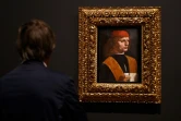 Un visiteur admire le tableau "Portrait d'un musicien" lors de la rétrospective consacrée à Léonard de Vinci au Musée du Louvre, le 22 octobre 2019 à Paris