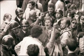 Daniel Cohn-Bendit (c-poing levé) chante "l'Internationale" le 6 mai 1968 à Paris, entouré de forces de l'ordre et d'autres étudiants contestataires