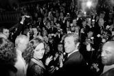 L'acteur français Jean-Paul Belmondo et l'actrice italienne Laura Antonelli arrivent pour la projection du film "Stavinsky" réalisé par Alain Resnais lors du 27e Festival de Cannes à Cannes, le 13 mai 1974