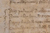 Cette photo prise le 23 février 2021 à Florence montre le nom du poète, écrivain et philosophe italien Dante Alighieri (3e ligne en partant du haut) sur une reproduction du "Livre de l'ongle" (Livre du clou), l'une des reliques les plus représentatives des Archives d'État florentines, qui contient des copies de tous les dossiers des personnes condamnées entre 1268 et 1378, dont celui de Dante.