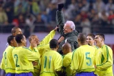 Les joueurs brésiliens célèbrent leur entraîneur Mario Zagallo,  à la fin d'un match amical contre la Corée du Sud à Séoul le 20 novembre 2002