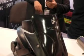 La "Smartshoe 01" de la start-up française Digitsole et son inventeur Karim Oumnia au salon CES 2016 de Las Vegas, au Nevada, le 6 janvier 2016