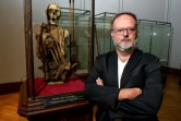 Serge Lemaitre, conservateur des collections Amériques Musée Art et Histoire (MAH) de Bruxelles, à côté d'une momie péruvienne au squelette recroquevillé, le 13 juillet 2020 à Bruxelles