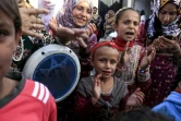Des enfants syriens dansent pour célébrer le premier mariage post-EI à Raqa, le 27 octobre 2017