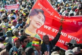Des Birmans manifestent leur soutien à leur dirigeante Aung San Suu Kyi, le 9 décembre 2019 à Bago, en Birmanie